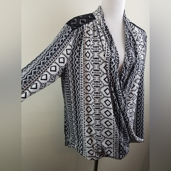 Bisou Bisou Black White Tribal Print Faux Wrap Comfy Boho Blouse Top Small S - Picture 1 of 10
